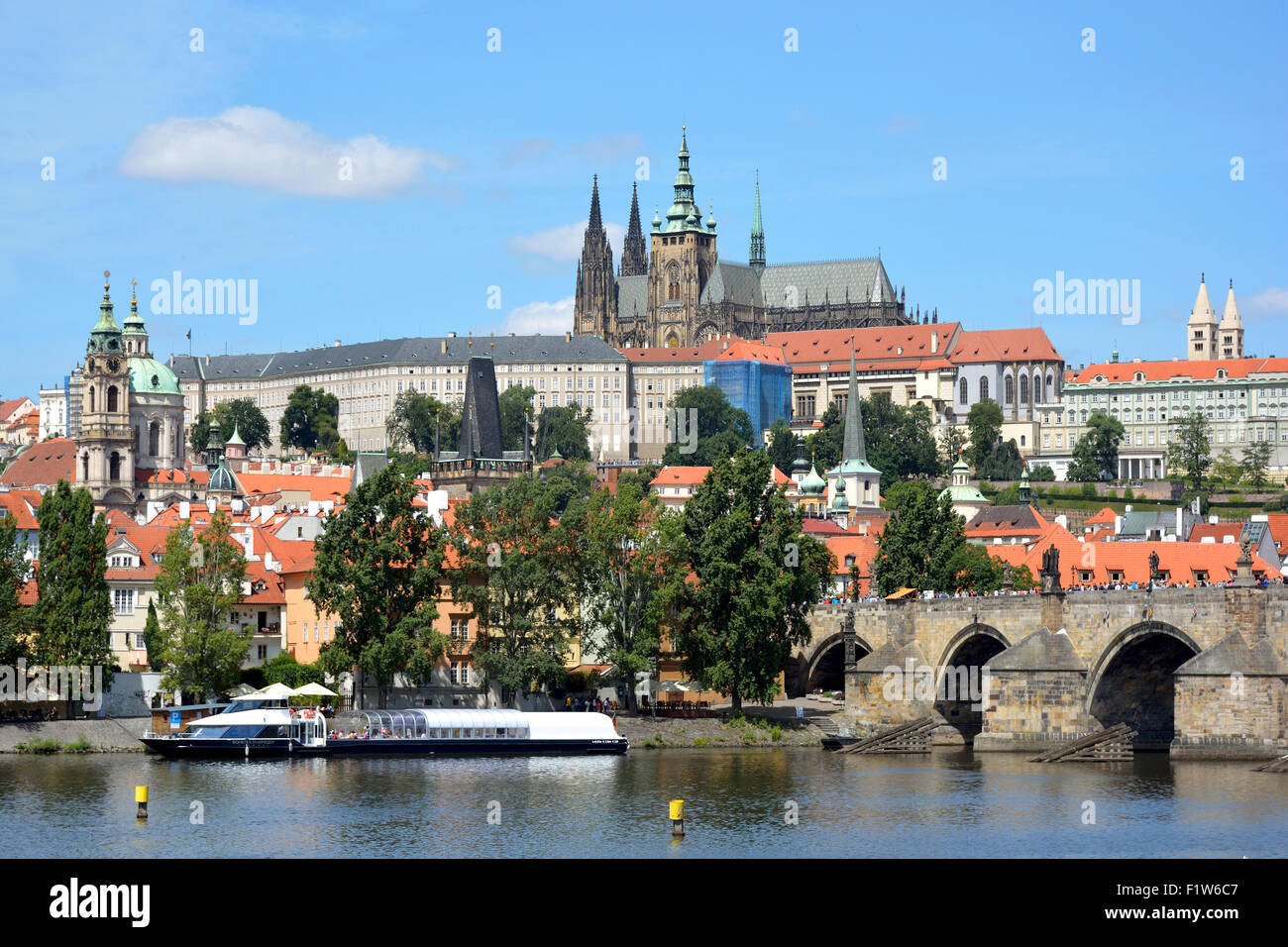 Hradschin Burg und der Karlsbrücke an der Moldau in Prag. Stockfoto