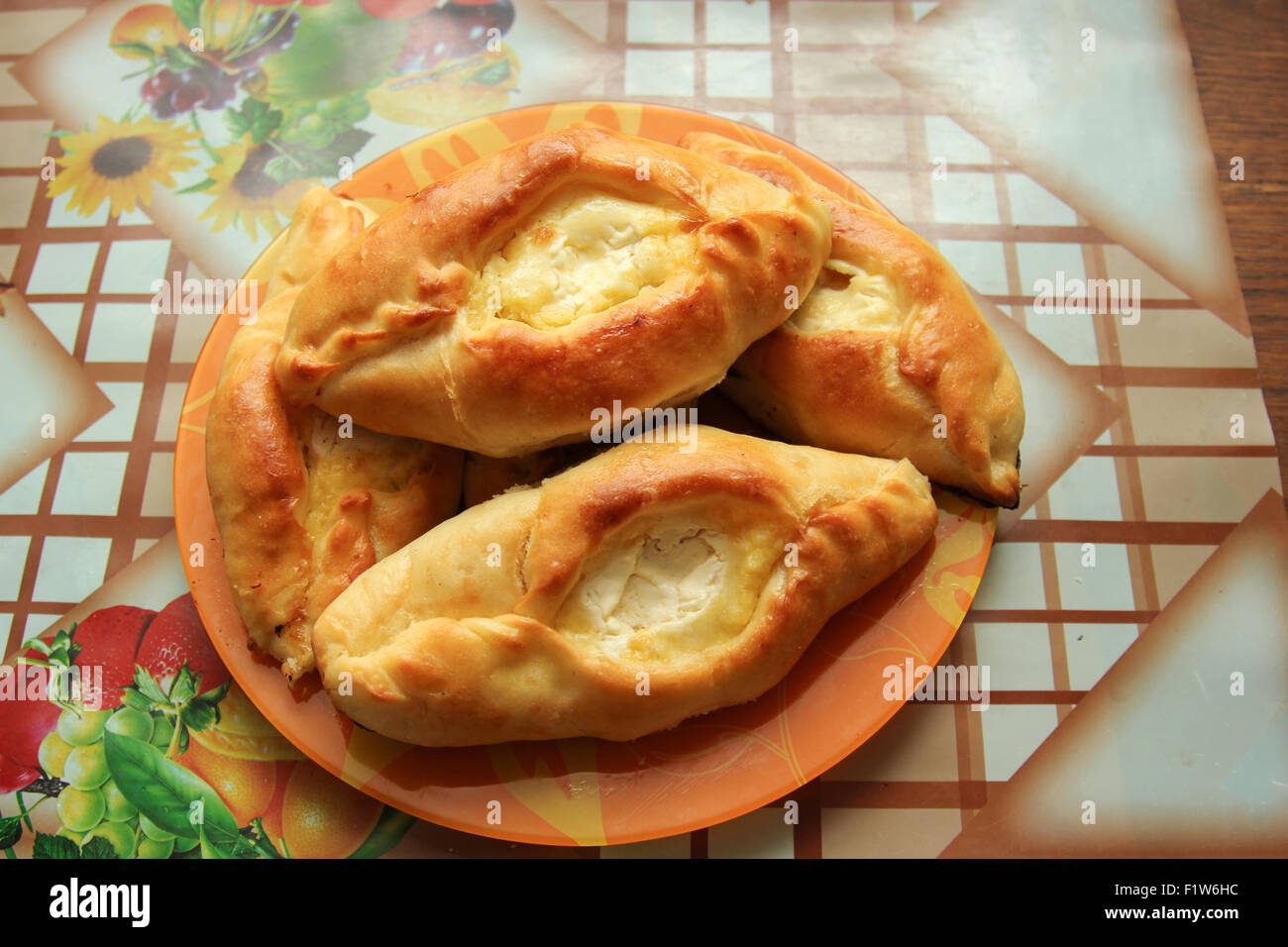 Khachapuri mit Käse Stockfoto