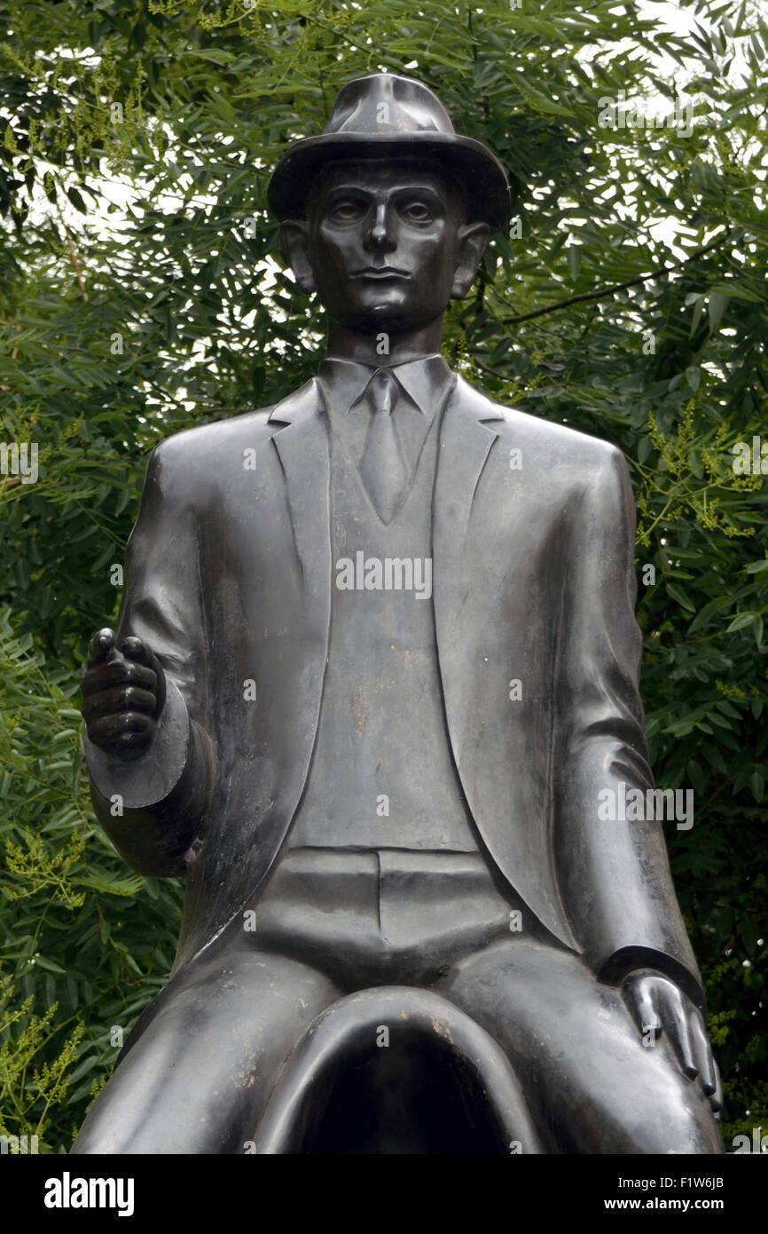 Franz Kafka-Denkmal an die spanische Synagoge in Prag Stockfotografie ...