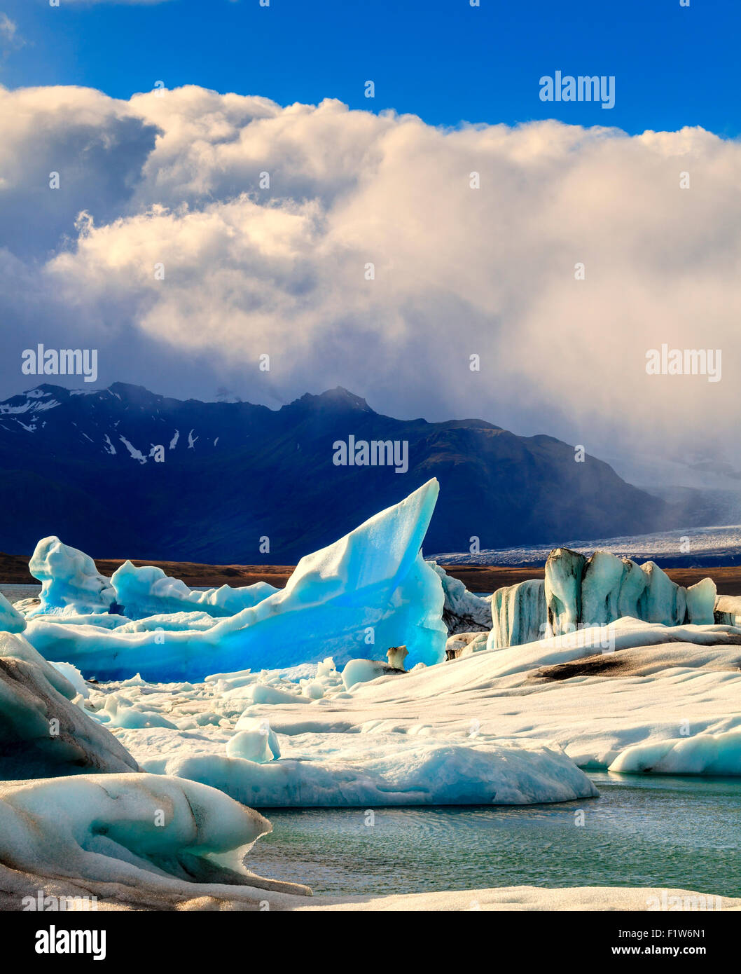 Eisberge schwimmen in Jökulsárlón Lagune von der südlichen Küste von Island Stockfoto