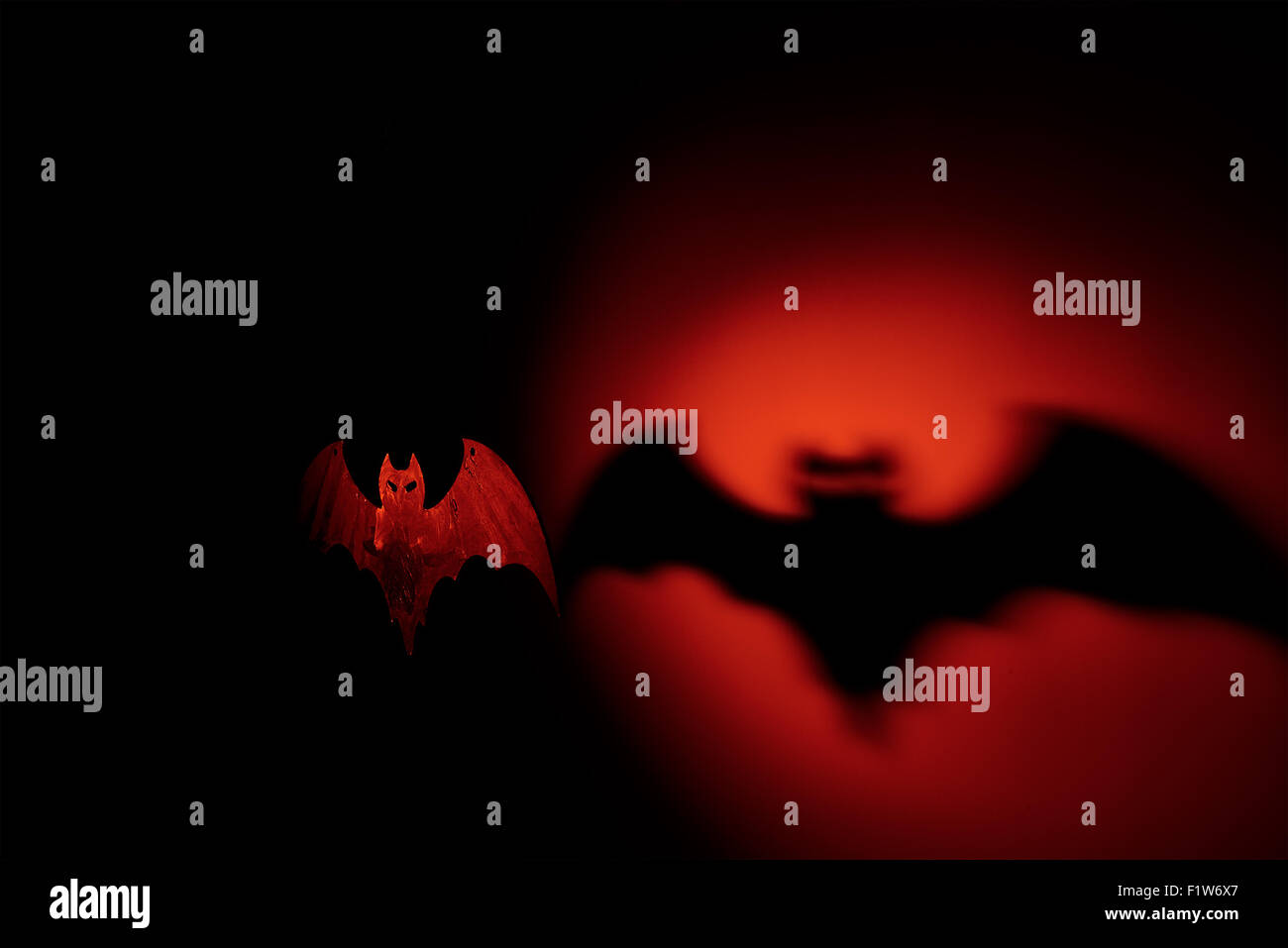 Handgemachte Fledermaus Halloween mit schrecklichen Schatten Stockfoto