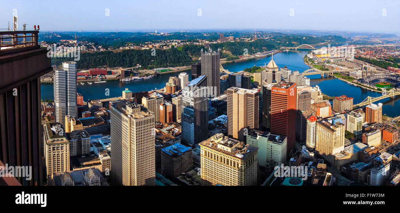 Pittsburgh, Pennsylvania, USA.  Die Skyline der Stadt vom Dach des Turmes USX gesehen. Stockfoto