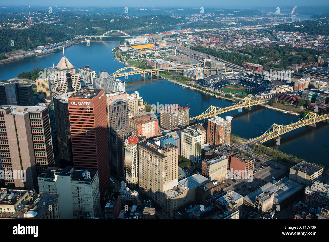 Pittsburgh, Pennsylvania, USA.  Die Skyline der Stadt vom Dach des Turmes USX gesehen. Stockfoto