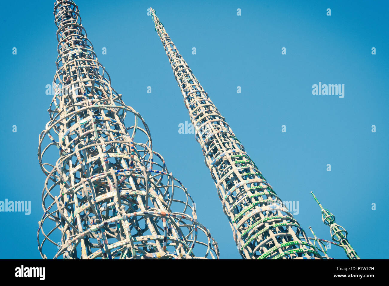 Blick auf die drei wichtigsten Watts Towers-Türme aus dem Boden nach oben Stockfoto