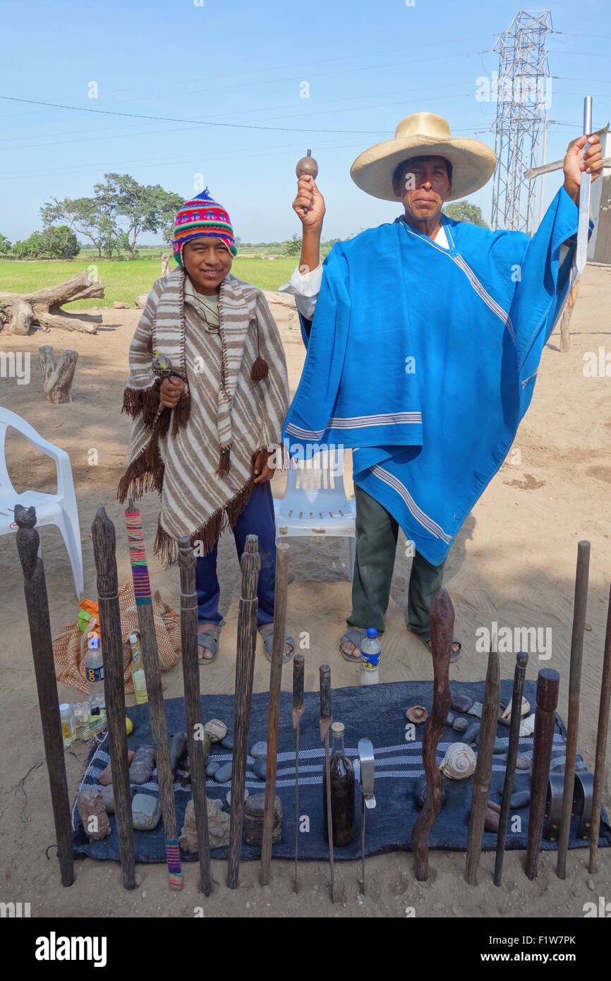 Eine lokale schamanische Heiler (oder Curandero) und seines Sohnes führen Sie ein traditionelles Ritual in der Nähe der Pyramiden von Túcume. Chiclayo, Peru Stockfoto