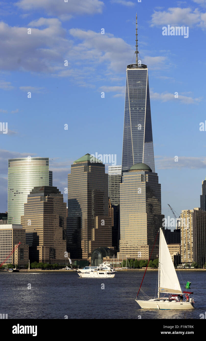 One World Trade Center aka Freedom Tower im Financial District in Lower Manhattan mit Segelbooten im Hudson River im Vordergrund Stockfoto