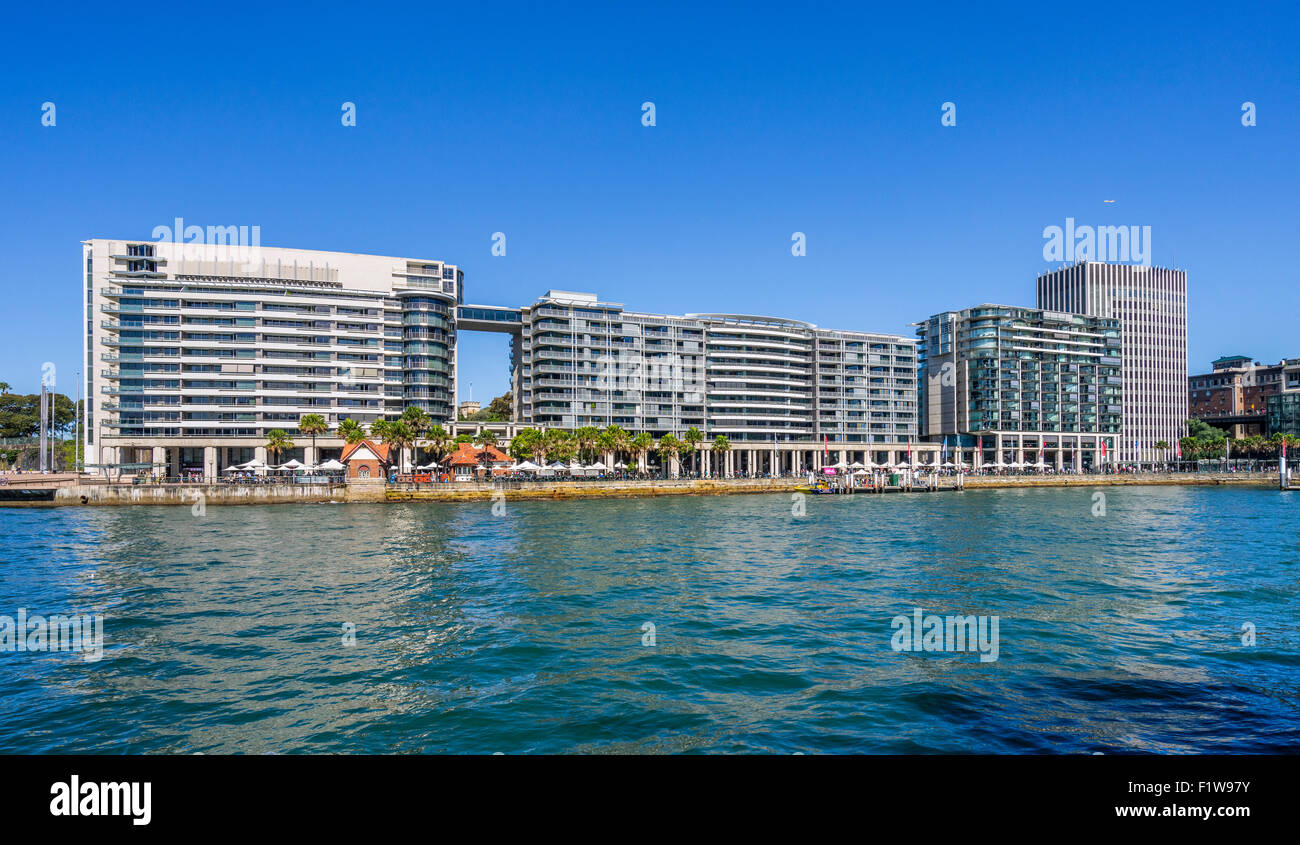 Australien, New South Wales, Sydney, Blick auf East Circular Quay in Sydney Cove mit Colonaded Geschäfte und restaurants Stockfoto