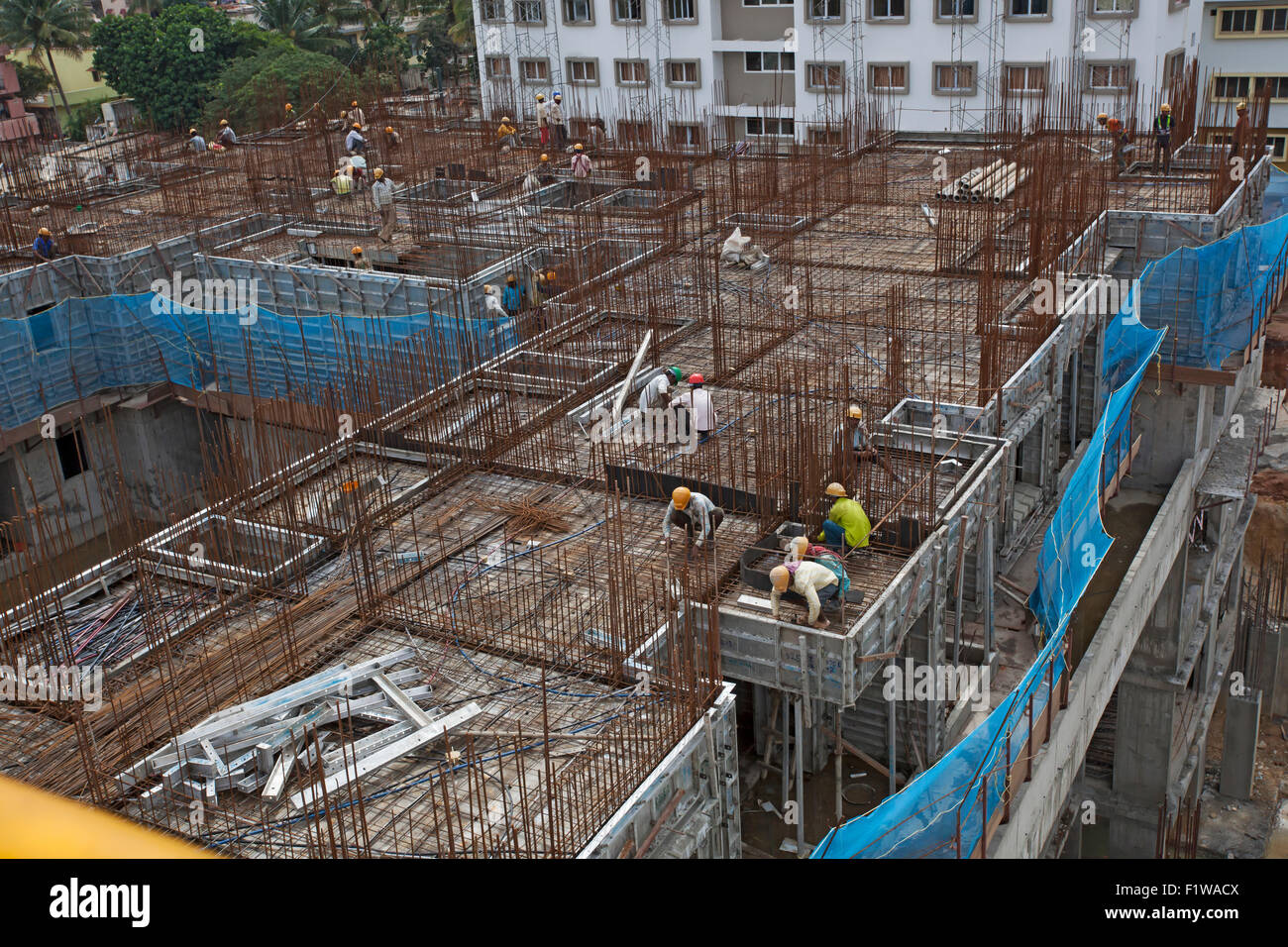 Nicht identifizierte Beschäftigten im Baugewerbe overhead Metro in Bangalore Stadt Stockfoto