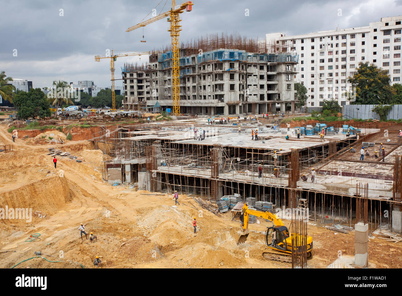 Nicht identifizierte Beschäftigten im Baugewerbe overhead Metro in Bangalore Stadt Stockfoto