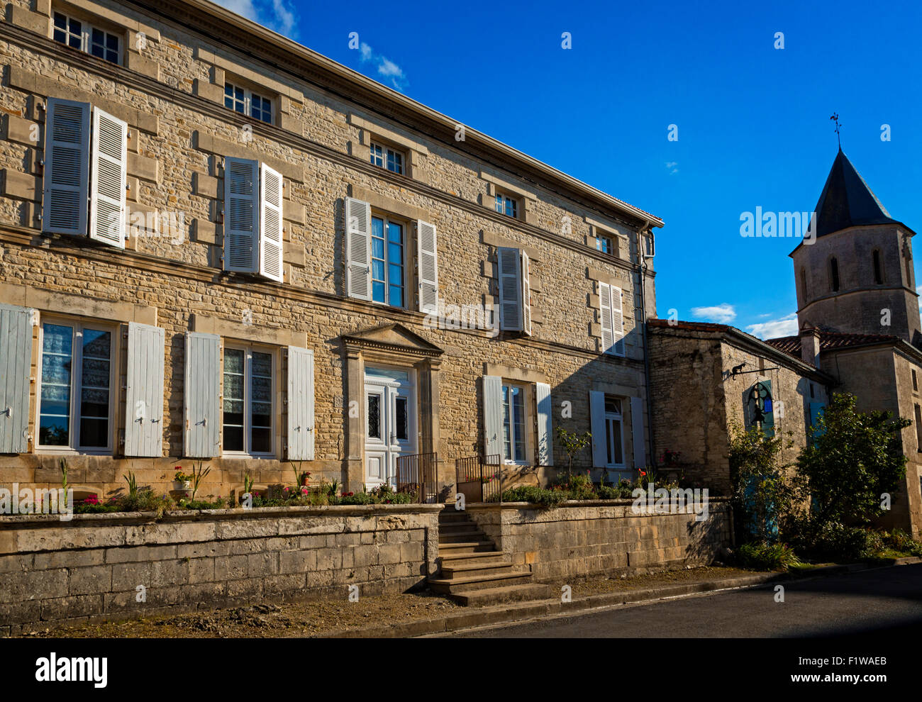 Dorfstraße, Tusson, Charente-Maritime, Frankreich Stockfoto