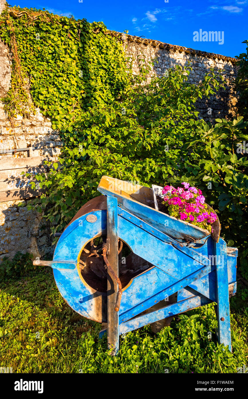 Mechanische Sieb verwendet als Garten Ornament, Gourville, Charente Maritime, Frankreich Stockfoto