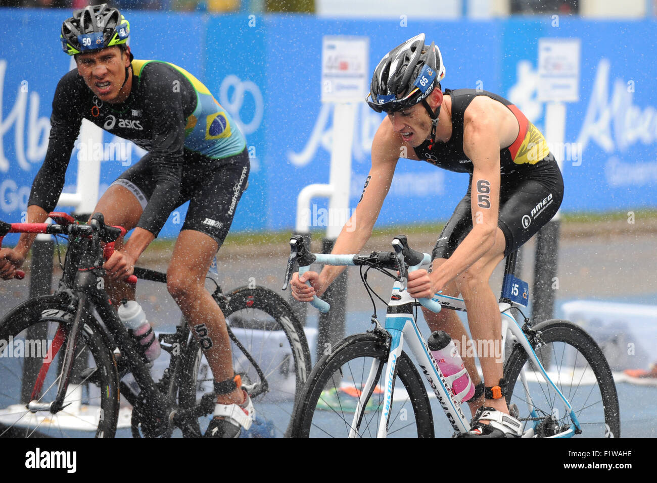 Edmonton, Kanada. 7. September 2015. Danilo Pimentel (BRA) und Jonathan Zipf (GER) nehmen an ITU WTS Edmonton 2015 Elite Männer Teil. ITU World Triathlon Serie. 7. September 2015. Edmonton, Alberta, Kanada. Bildnachweis: Anatoliy Tscherkasow/Alamy Live-Nachrichten Stockfoto