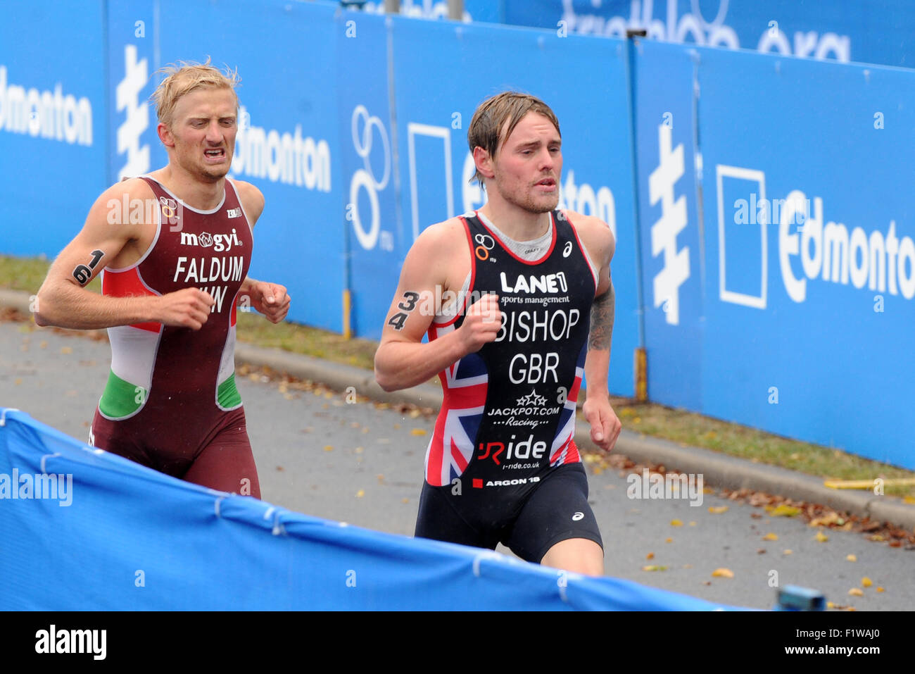 Edmonton, Kanada. 7. September 2015. Gabor Faldum (Brummen) und Thomas Bischof (GBR) nehmen an ITU WTS Edmonton 2015 Elite Männer Teil. ITU World Triathlon Serie. 7. September 2015. Edmonton, Alberta, Kanada. Bildnachweis: Anatoliy Tscherkasow/Alamy Live-Nachrichten Stockfoto