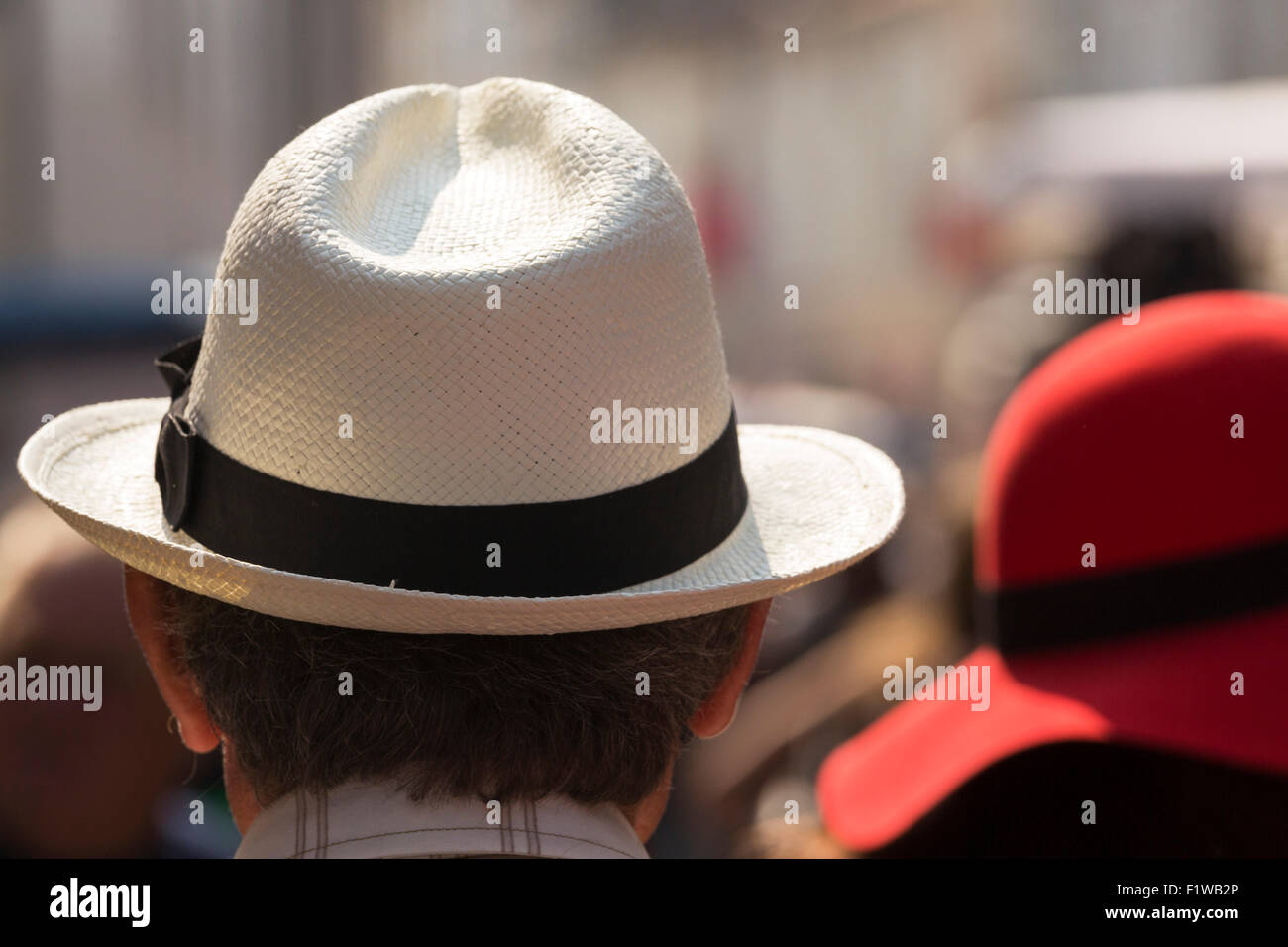 Hüte in der Menge am Rouillac Charente Maritime Süd-west Frankreich Stockfoto