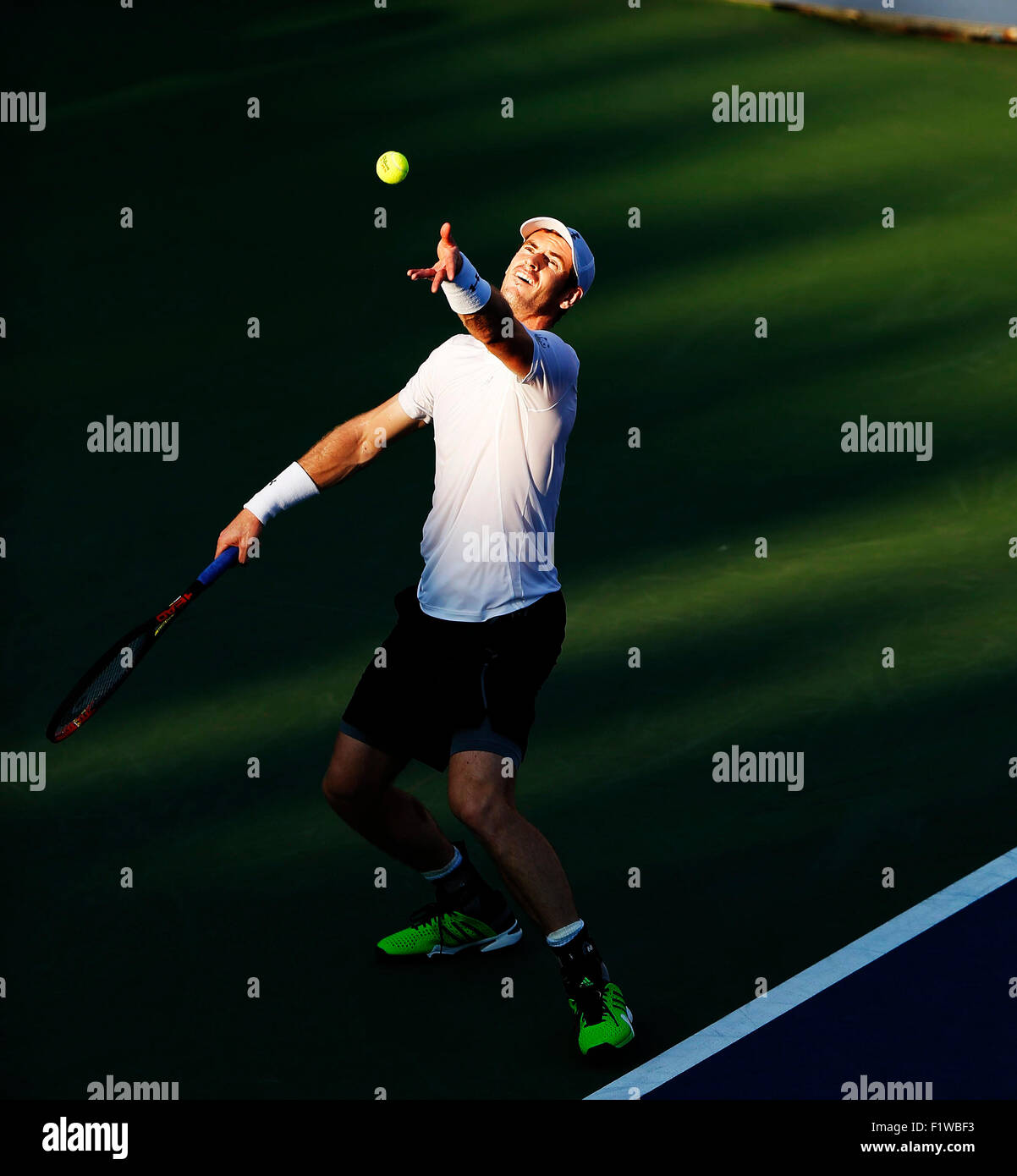 New York, USA. 7. Sep, 2015. Andy Murray aus Großbritannien dient dazu, Kevin Anderson aus Südafrika in den Männern Singles 4. Vorrundenspiel bei den 2015 US Open in New York, Vereinigte Staaten, am 7. September 2015. Andy Murray verlor 1-3. Bildnachweis: Qin Lang/Xinhua/Alamy Live-Nachrichten Stockfoto