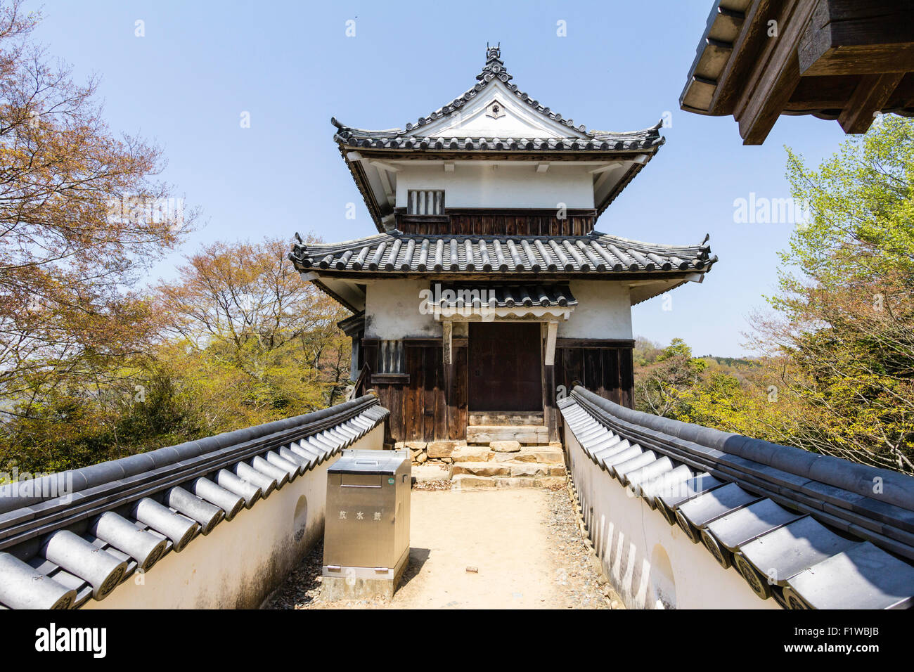 Japan, Takahashi, Bitchu Matsuyama Castle. Dobei Pflasterwand beigefügten Flur von den honmaru der Niju yagura, 2-stöckigen Turm. Blue Sky. Stockfoto