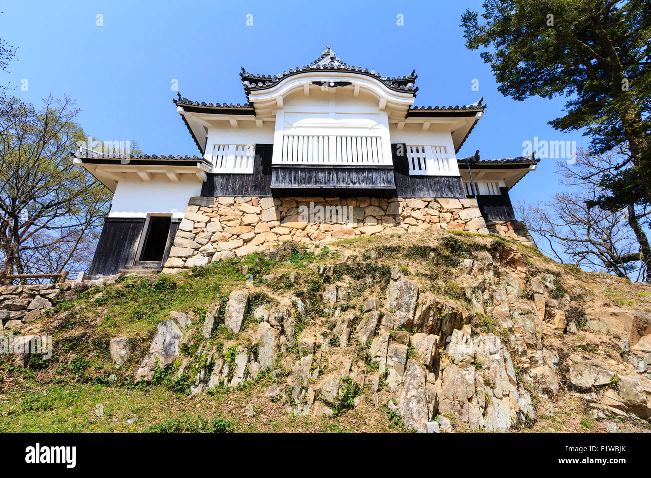 Japan, Bitchu Matsuyama, Schloss. Der Bergfried mit seinen Shimoya Eingang an der Seite des steinernen Sockel und seltene Tateitabari, vertikale Sockelleisten gebaut. Stockfoto