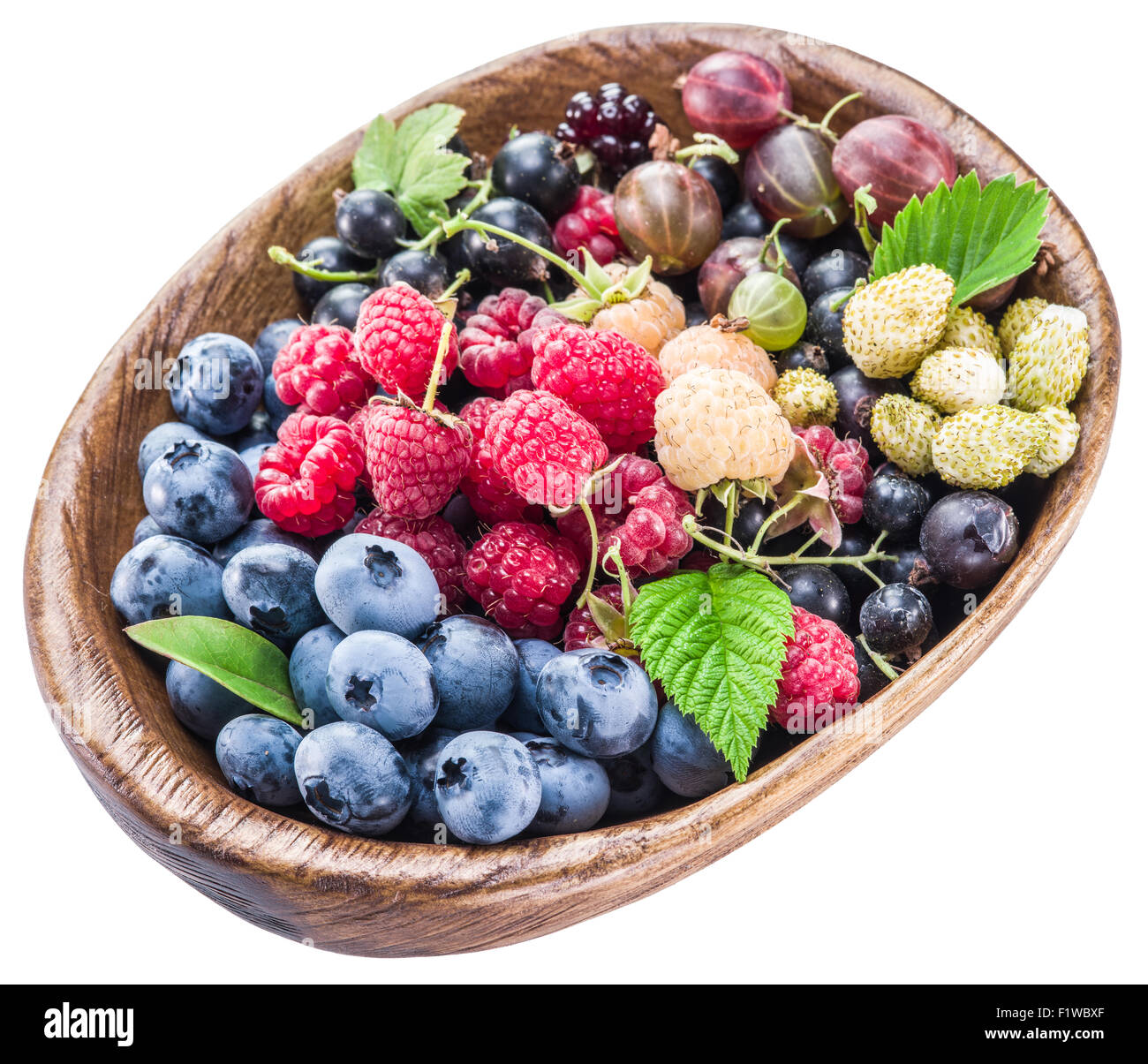 Beeren in der Holzschale auf einem weißen. Datei enthält Beschneidungspfade. Stockfoto