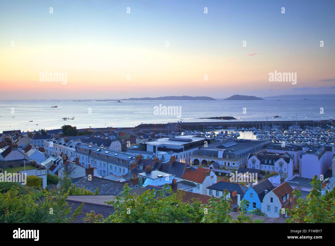 Sonnenaufgang über St. Peter Port auf Herm und Sark, St. Peter Port, Guernsey, Channel Islands Stockfoto