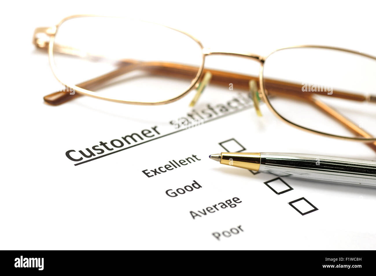 Kundenzufriedenheit Umfrageformular mit Stift und Auge Gläser Stockfoto