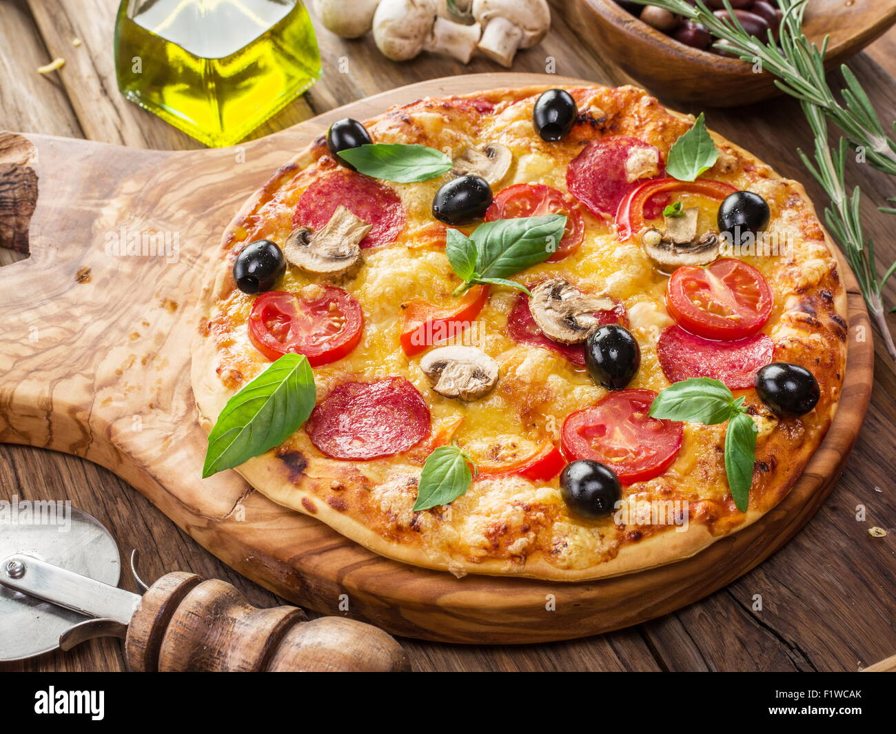 Pizza mit Champignons, Salami und Tomaten. Ansicht von oben. Stockfoto