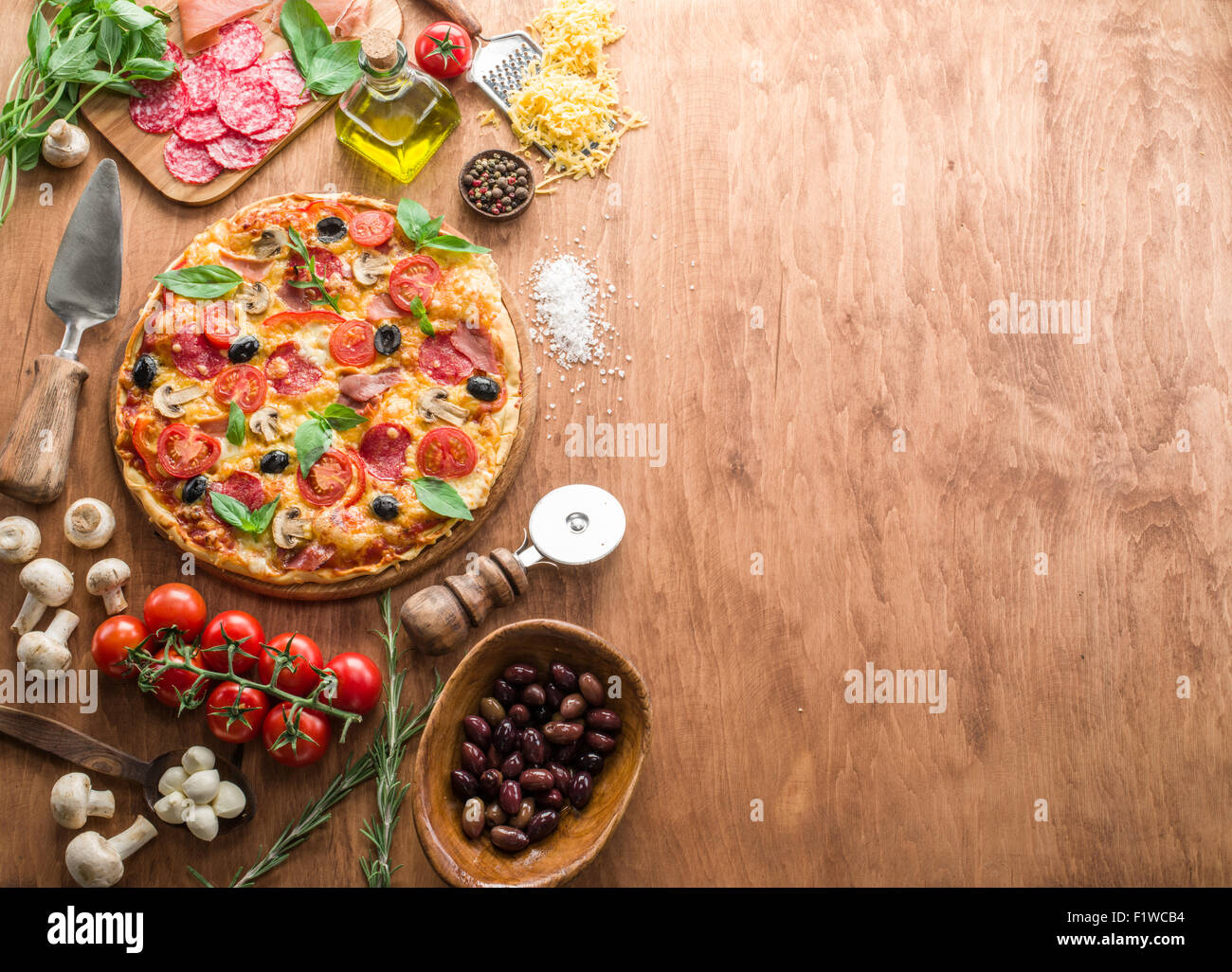 Pizza mit Champignons, Salami und Tomaten. Ansicht von oben. Stockfoto