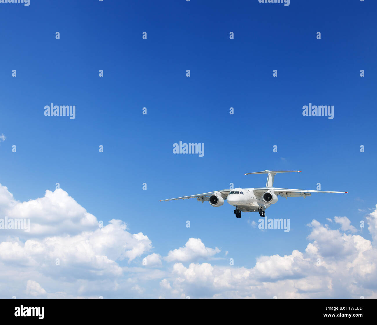 Weißen Haufen Wolken und Flugzeug in den blauen Himmel. Stockfoto