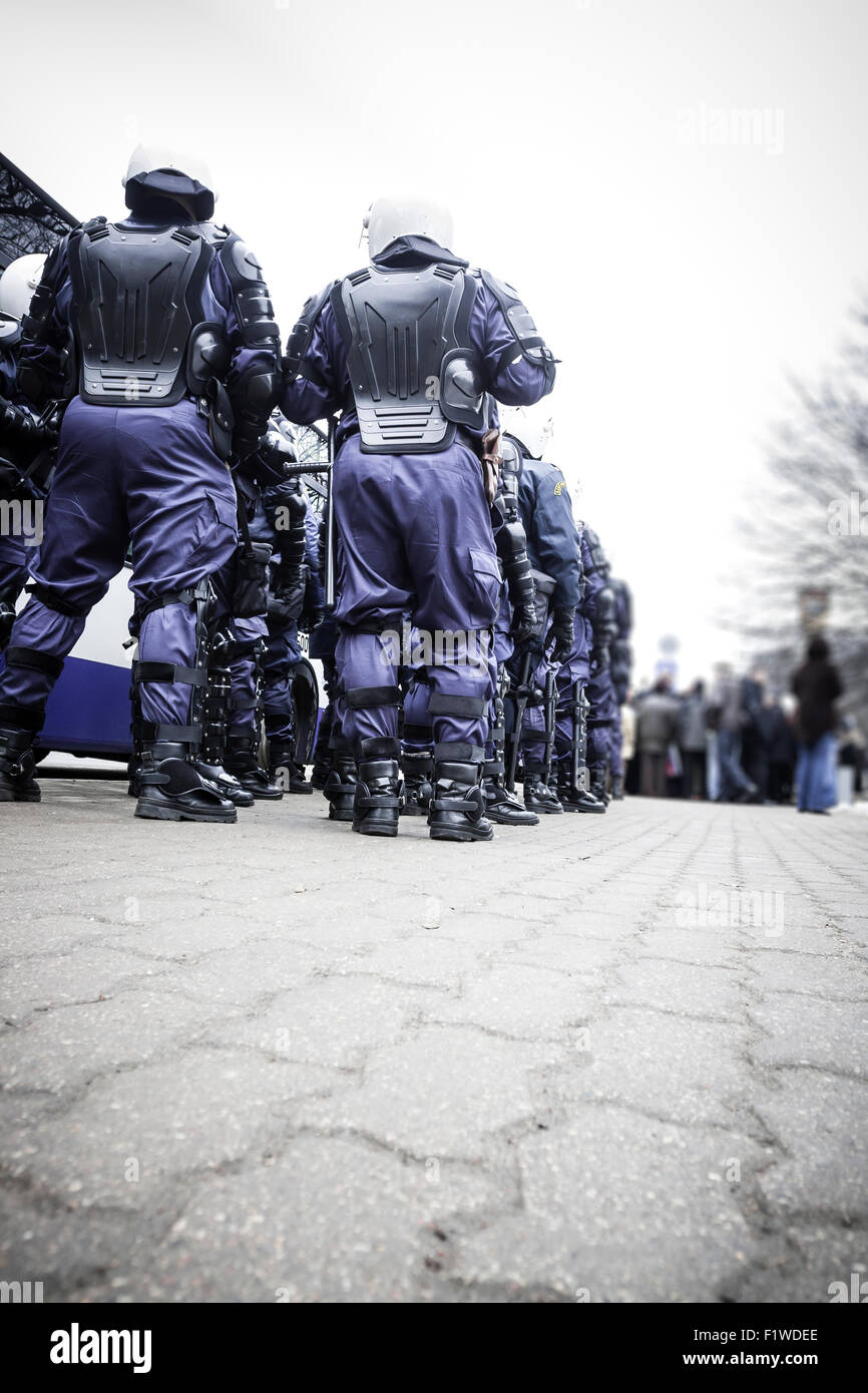 Einheit der Polizei Ausrüstung Spezialkräfte im Aufruhr warten auf Aufträge. Stockfoto