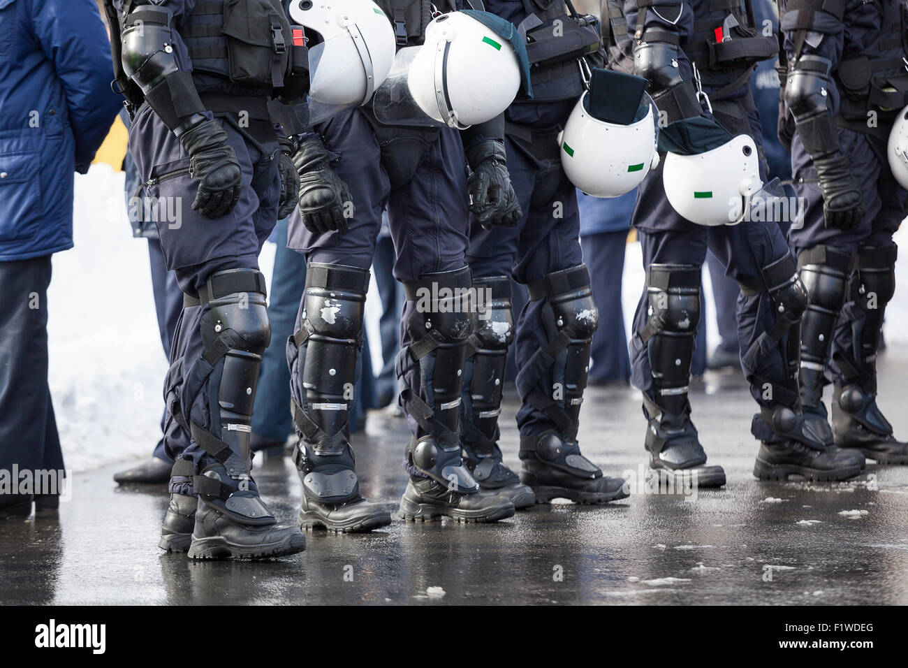 Riot-Polizei-Einheit warten auf Aufträge Stockfoto