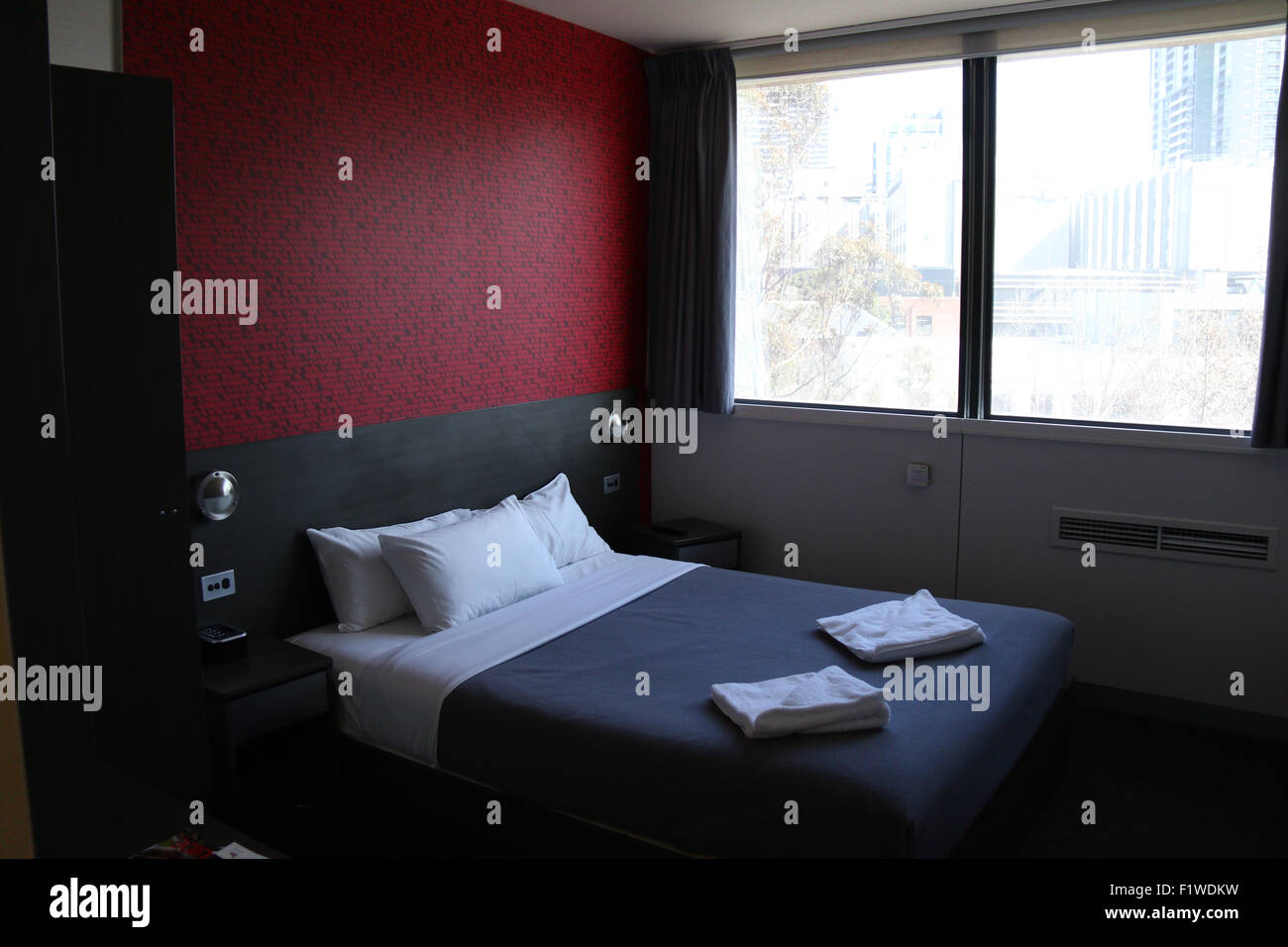 Ein Queen-Zimmer im Hotel Raum 380 Russell Street, Melbourne. Stockfoto