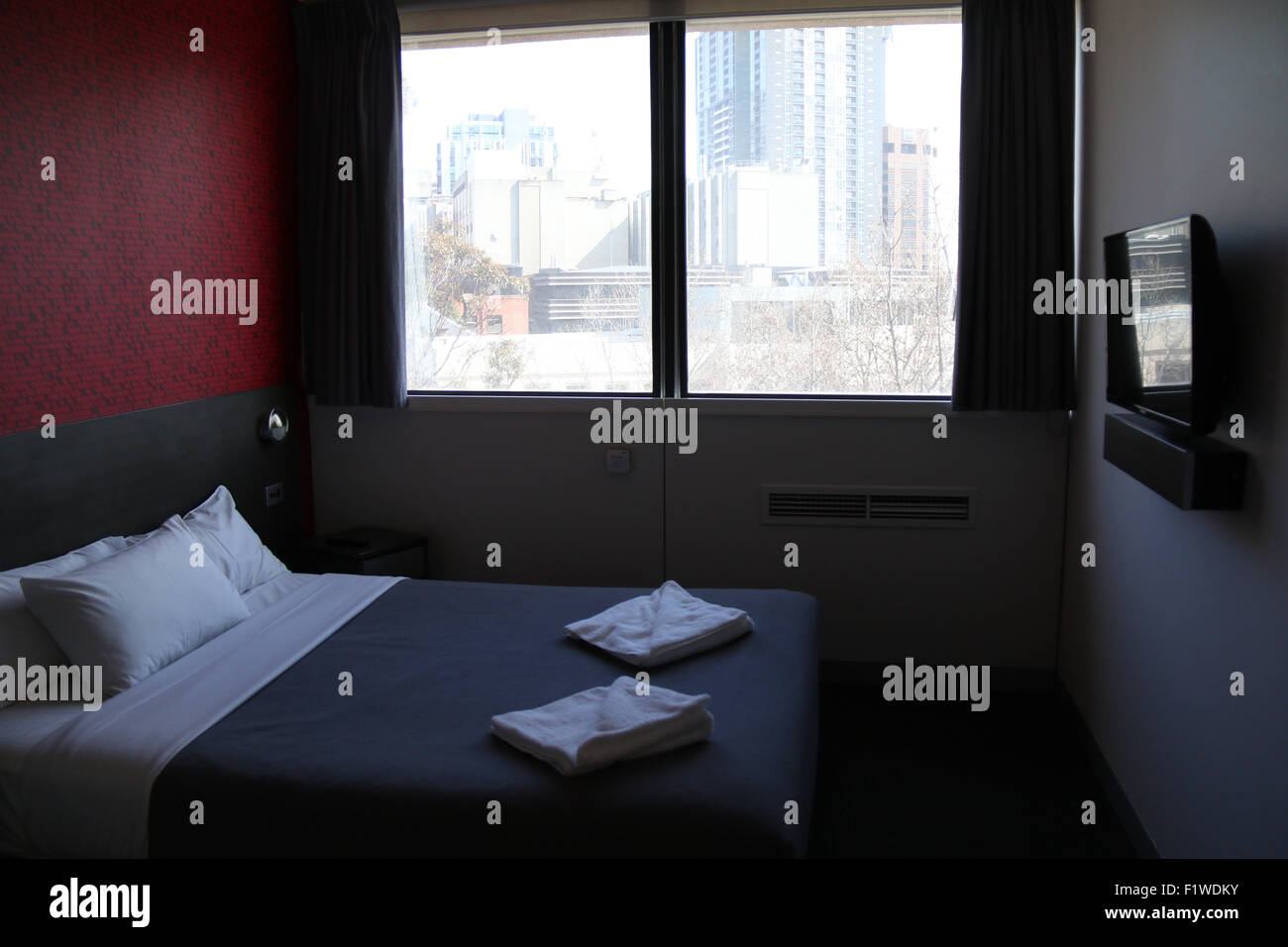 Ein Queen-Zimmer im Hotel Raum 380 Russell Street, Melbourne. Stockfoto
