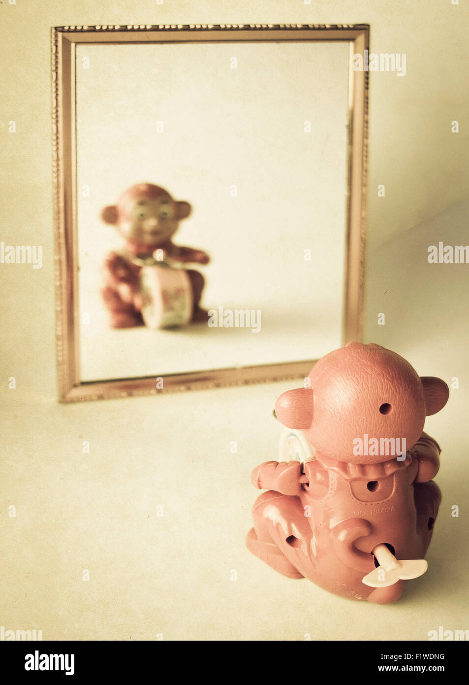 Spielzeug Affen spielen in den Spiegel Stockfoto