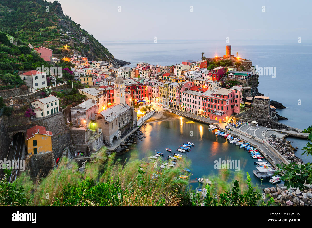 Cinqueterre (Ligurien), Vernazza bei Sonnenaufgang Stockfoto