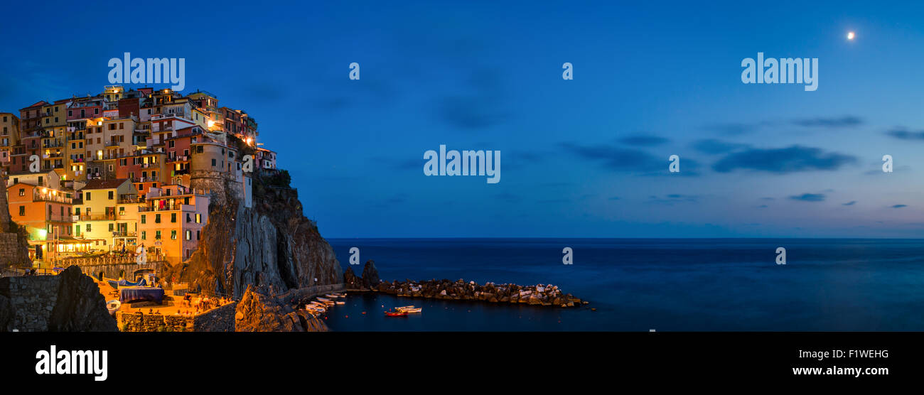 Manarola, Cinque Terre (Ligurien), extra große Panorama-7000x2500px Stockfoto