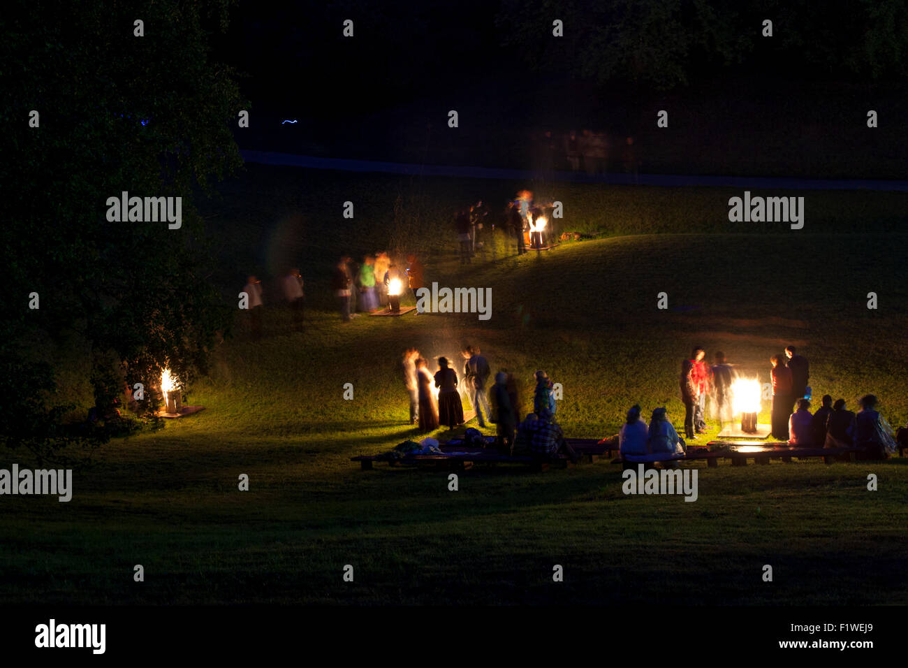 Man feiert Sommersonnenwende Nacht um ein Lagerfeuer im lettischen Dorf. Midsumer oder John es Silvester-Feier Lagerfeuer Stockfoto
