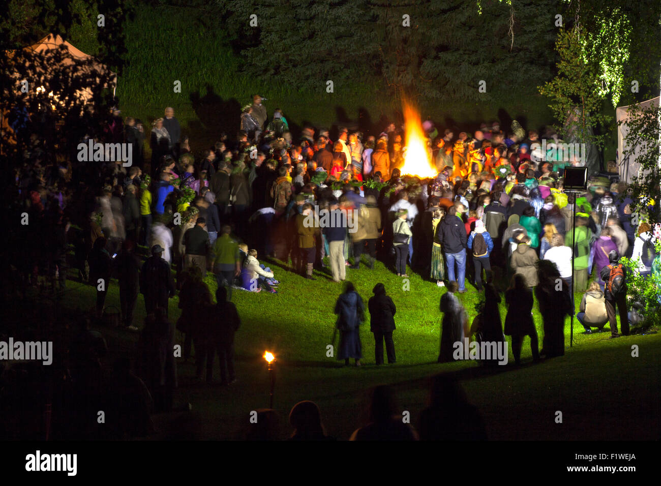 Nacht der Sommersonnenwende ein Lagerfeuer im lettischen Dorf gefeiert. Midsumer oder John es Silvester-Feier Lagerfeuer Stockfoto