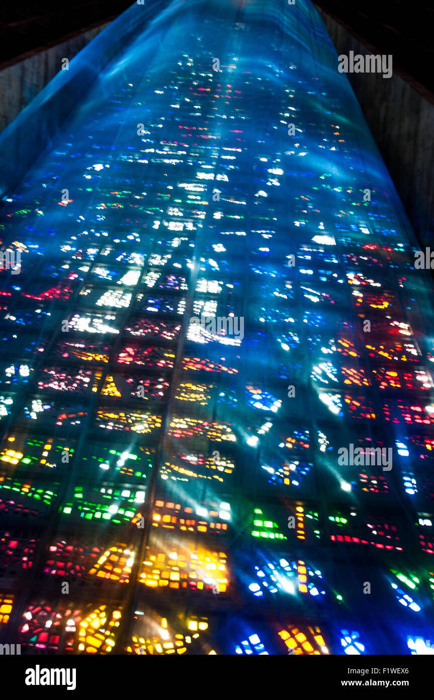 Brasilien Rio de Janeiro die neue Innenausstattung der Kathedrale mit Vitrals und Kreuz geformt Dach Stockfoto