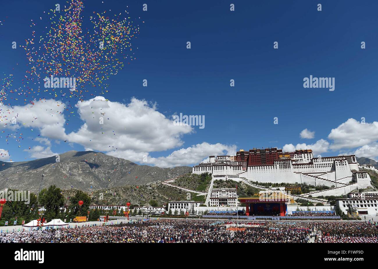 Lhasa, China Tibet autonome Region. 8. Sep, 2015. Ballons steigen während einer feierlichen Zeremonie zum 50. Jahrestag der Gründung der autonomen Region Tibet auf dem Platz des Potala-Palast in Lhasa, der Hauptstadt von Südwesten Chinas Tibet autonome Region, 8. September 2015. Bildnachweis: Chen Yehua/Xinhua/Alamy Live-Nachrichten Stockfoto