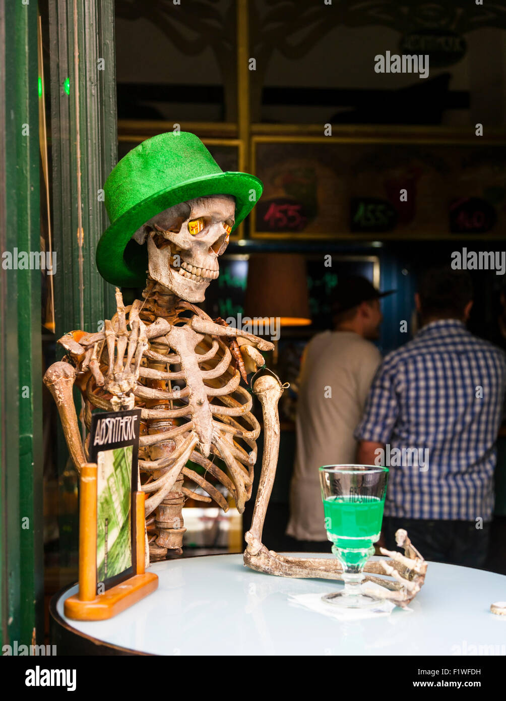 Skelett sitzt in einer Bar Tisch mit einem Glas Absinth, Absinth Museumsbar, Prag, Tschechische Republik. Stockfoto