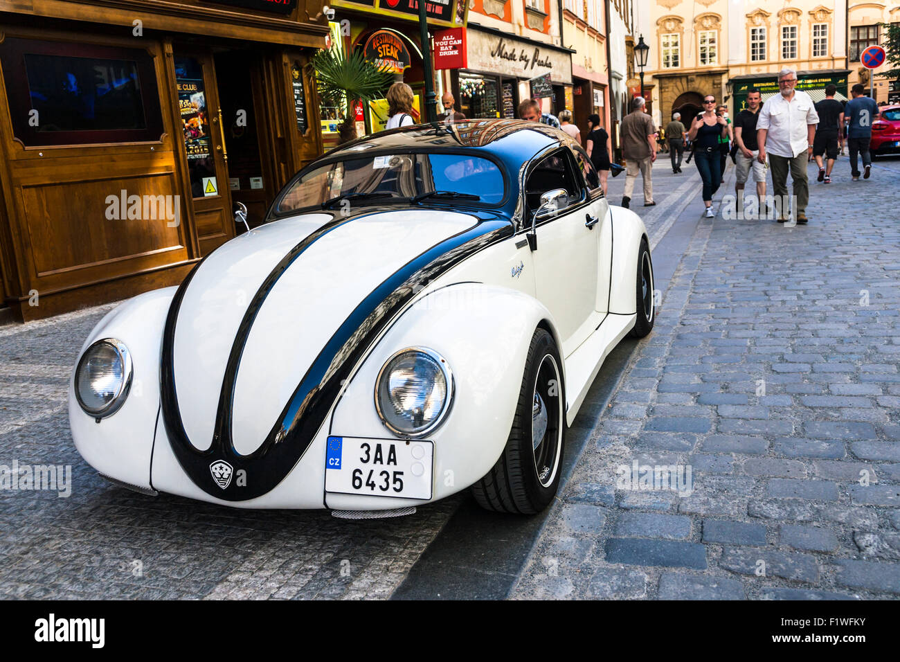 Maßgeschneiderte alten weißen VW Käfer parkte in einer Straße von Prag, Tschechien. Stockfoto