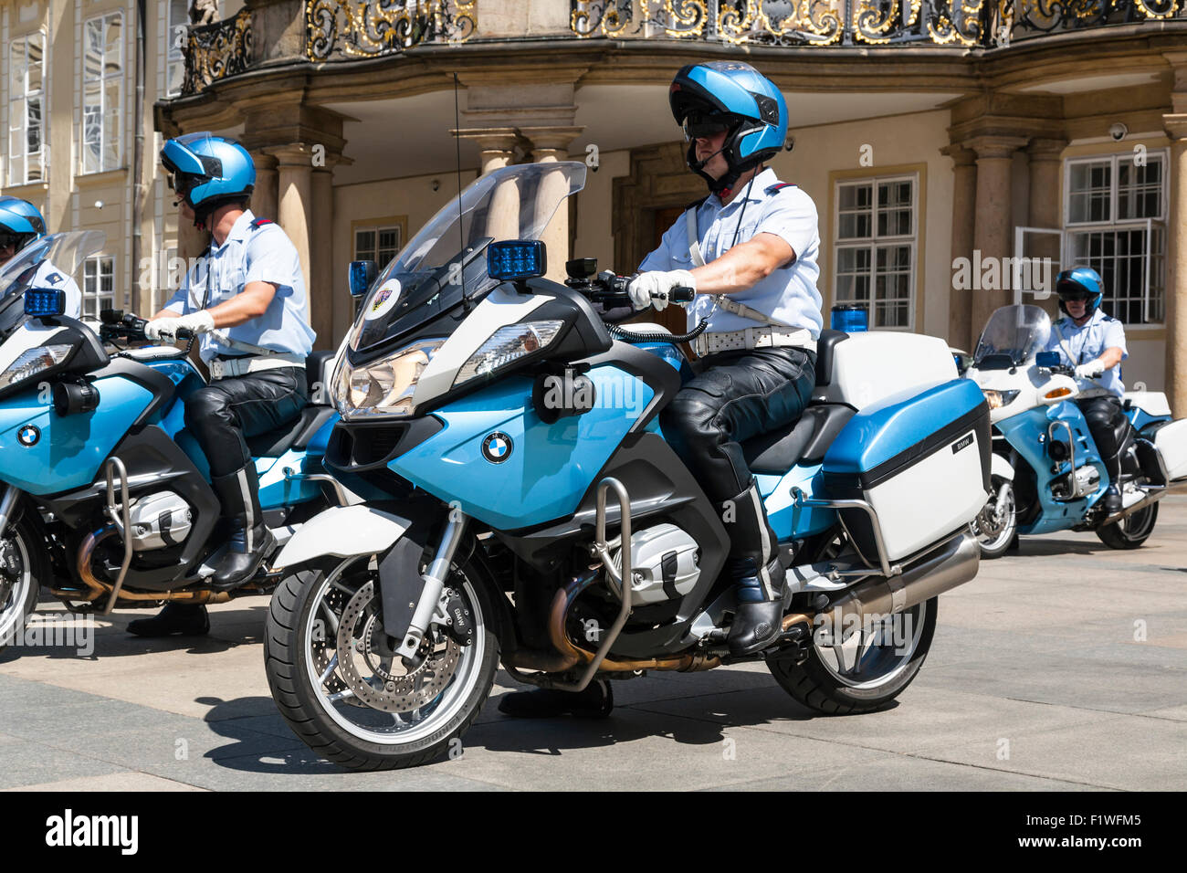 Tschechien-Motorrad-Polizei auf der Prager Burg, Prag, Tschechische Republik. Stockfoto