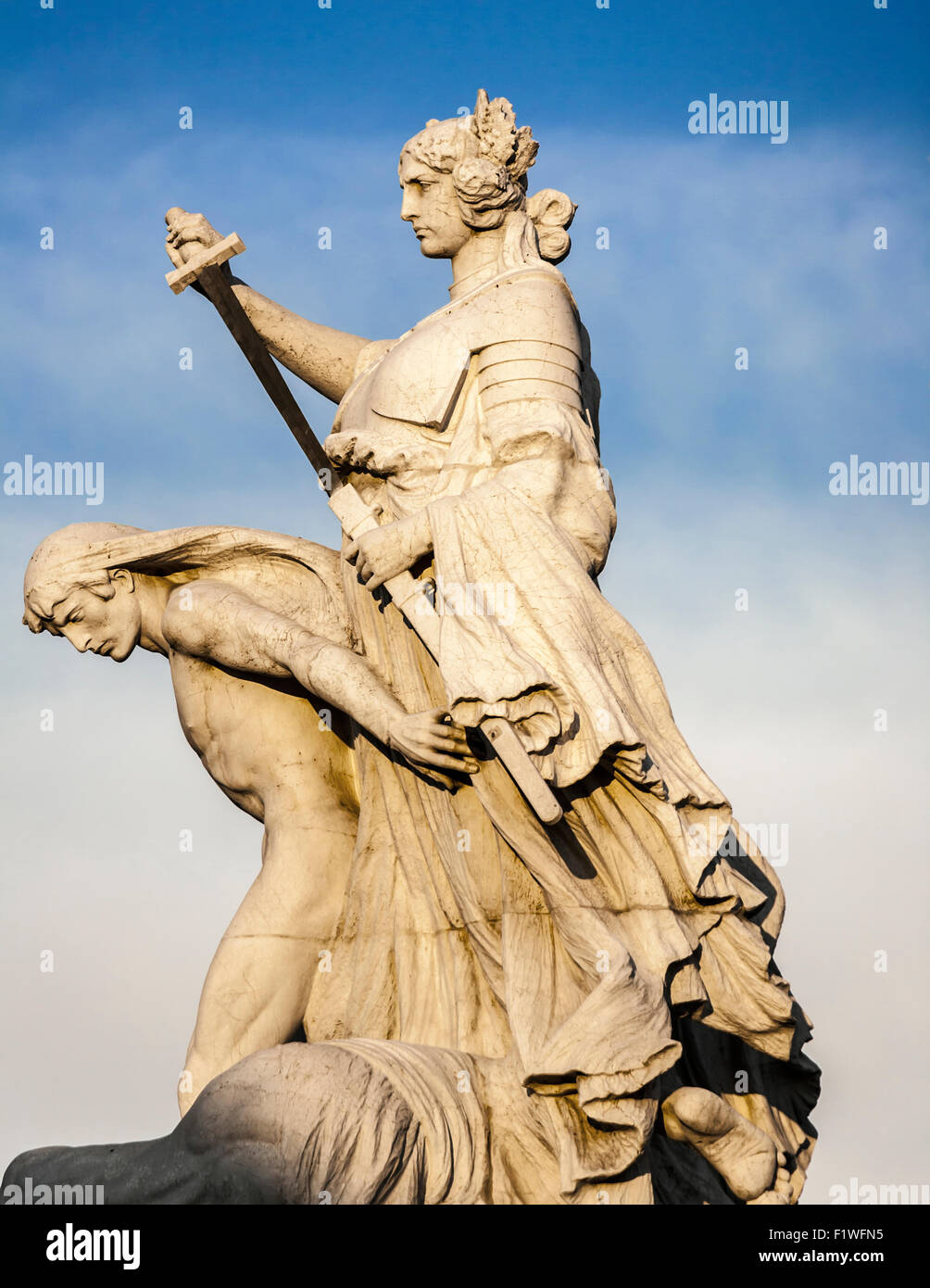 Nahaufnahme eines der Skulpturen auf dem Denkmal zu Vittorio Emanuele II, Rom, Latium, Italien. Stockfoto