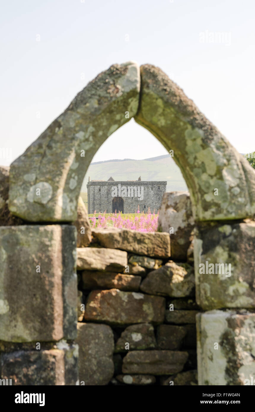 Historic Scotland Hermitage Castle, von der Kapellen Ruinen Liddesdale, Nr. Newcastleton, Scottish Borders, Vereinigtes Königreich Stockfoto