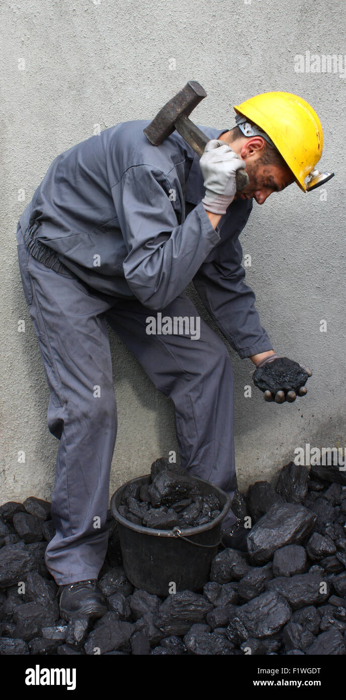 Bergmann-Hammer zerschlagen eine Steinkohle Stockfoto