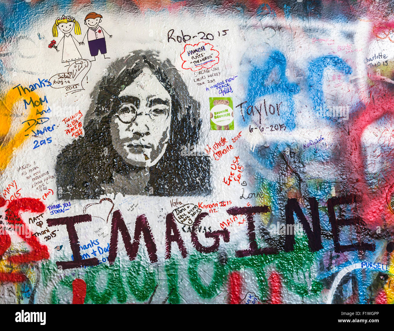 Detail-Aufnahme von Graffiti an der John-Lennon-Mauer, Prag, Tschechische Republik. Stockfoto