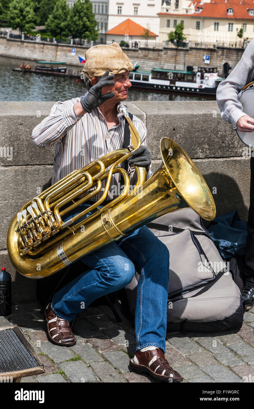 Jazz-Musiker mit einer Tuba als Straßenmusikant auf der Karlsbrücke, Prag, Tschechische Republik. Stockfoto