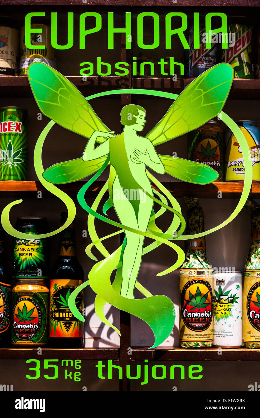 Euphorie Absinth Zeichen auf einen Schnaps speichern Fenster mit anderen Cannabis aromatisierte alkoholische Getränke im Hintergrund, Prag, Tschechien Stockfoto