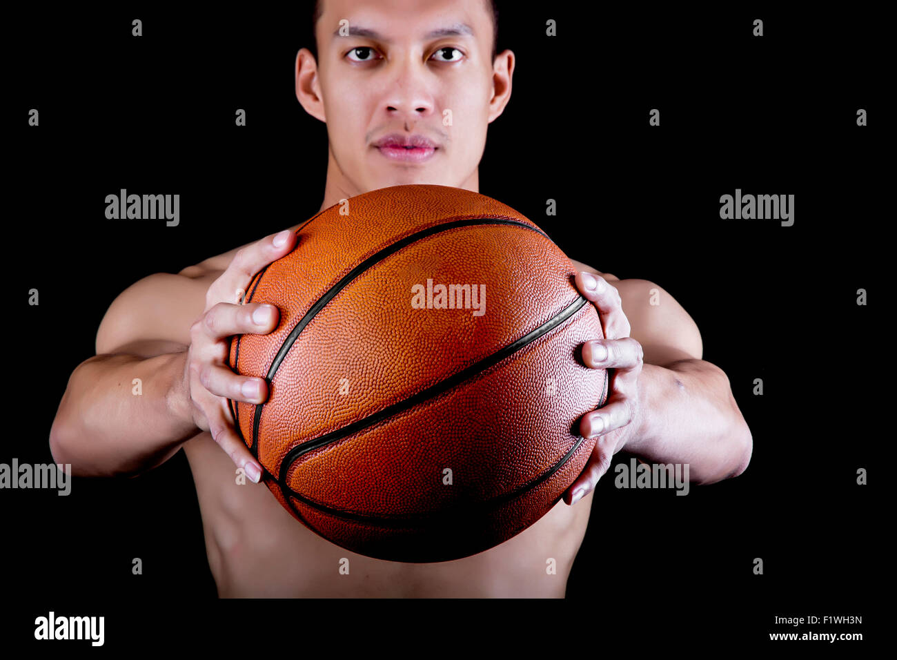 Asiatische junge Basketballspieler auf schwarzem Hintergrund Stockfoto