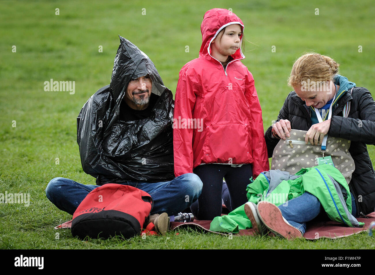 Eine Familie gegen die widrigen Wetterbedingungen zu einem Musikfestival in Brighton. Stockfoto