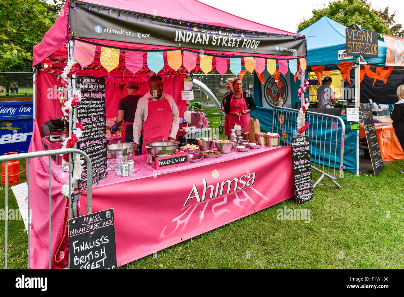 Eine bunte Stall zu verkaufen Indian Street Food Festival gemeinsam die Menschen in Brighton. Stockfoto